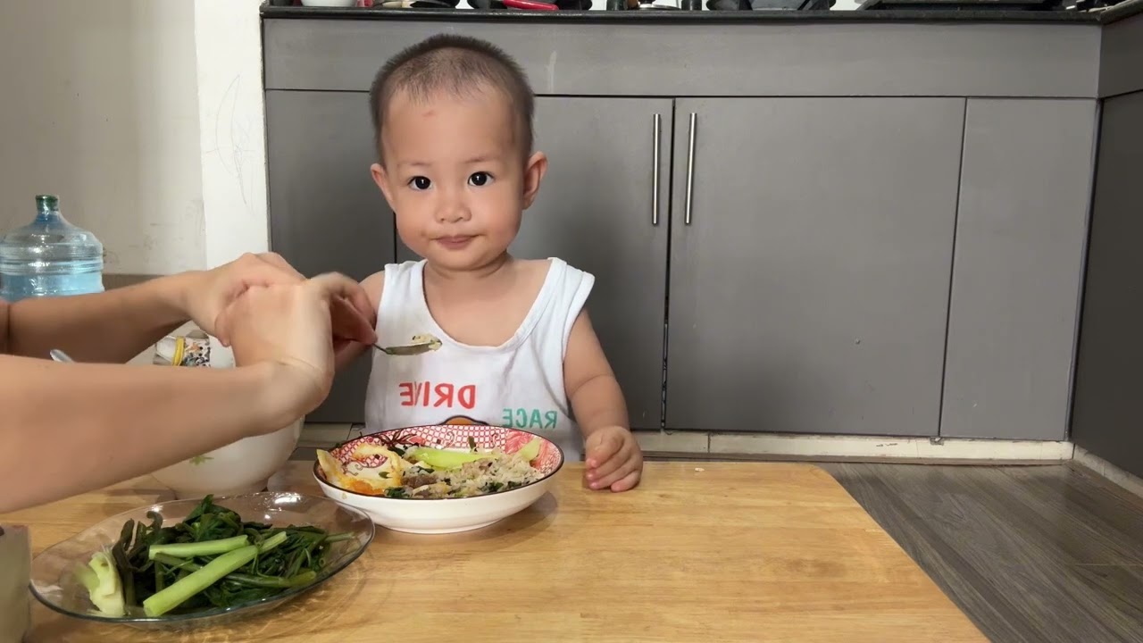 Tuổi nhỏ làm việc nhỏ: Út Khoa ăn cơm xong phụ mẹ lau bàn dọn dẹp