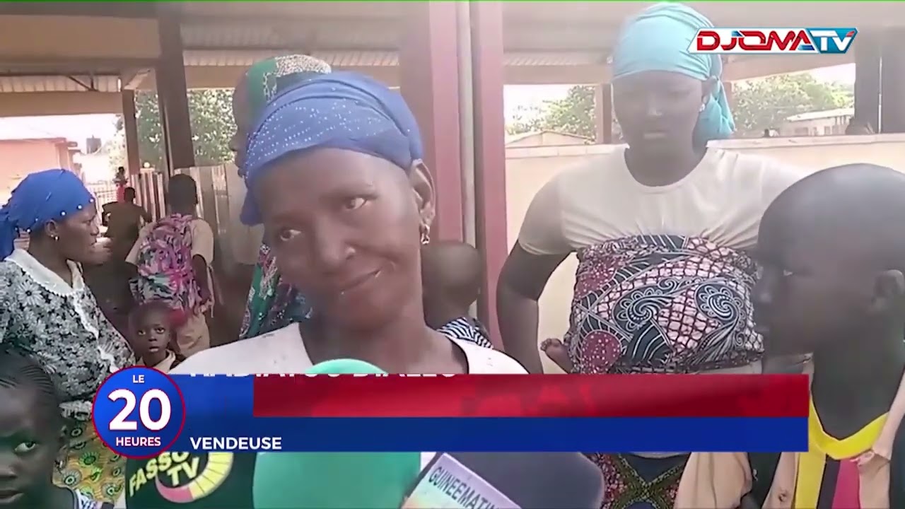 🔴Mandiana: Des femmes peinent &agrave; s'installer &agrave; l'int&eacute;rieur du nouveau march&eacute;.