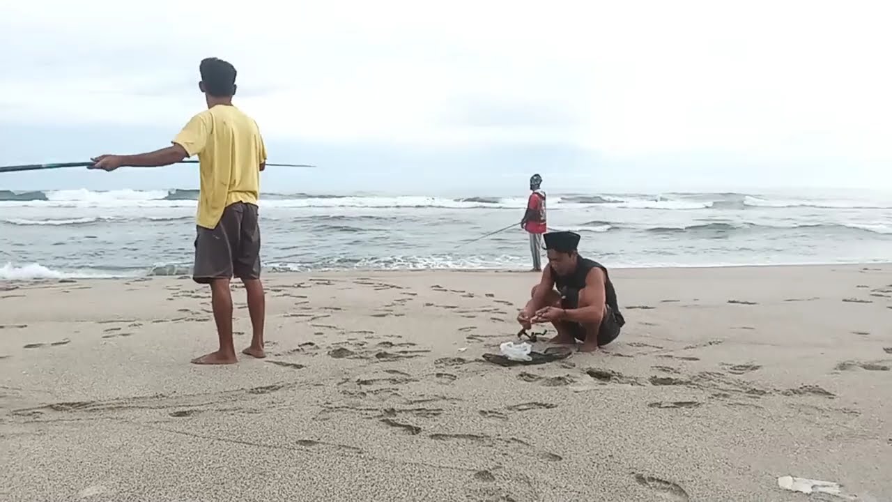 Mancing dipantai Pasir hitam | Musim Panen ikan banyak warga Mencari Ikan
