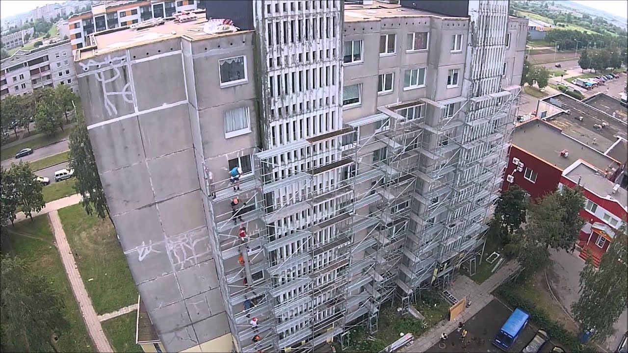 Pavojingas Statybininkų darbas. Construction Workers Form Impressive Line. Funny & Dangerous Job.