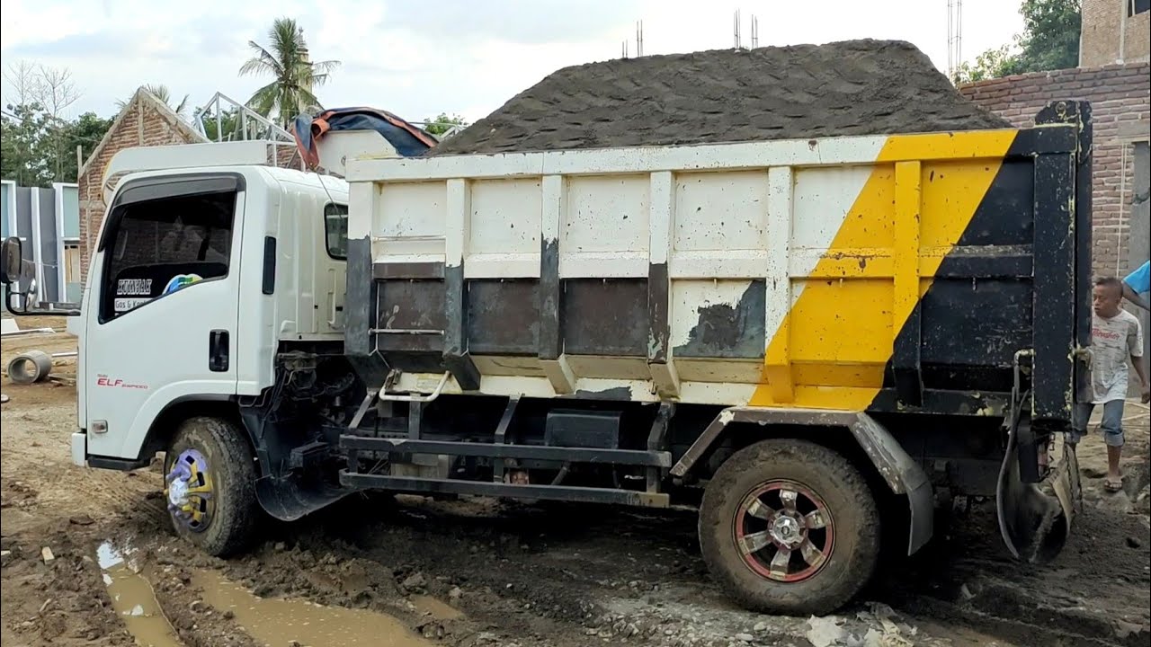 LEWAT JALAN BECEK//Mobil Dump Truk Bongkar Muatan Pasir Super Full Bak