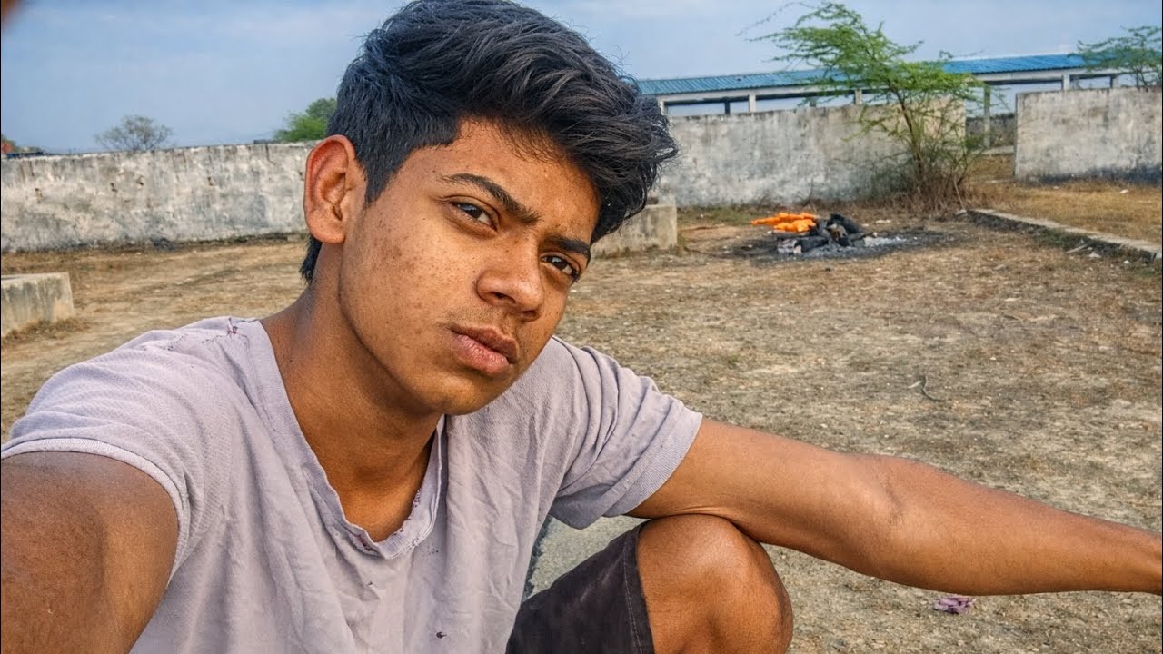 Aaj gaon mein lagta hai barish Hui Hai ☔