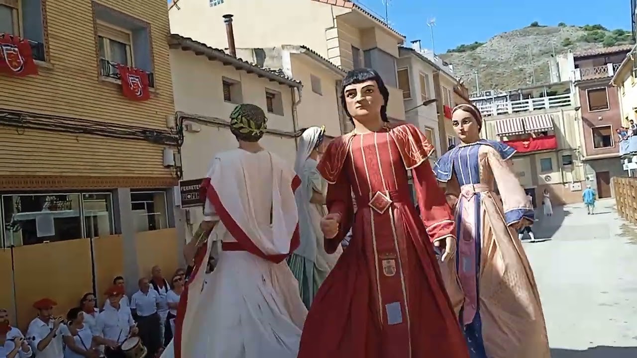 Gigantes de falces bailando el vals a la virgen.             #foyou #gigantesdefalces #musica