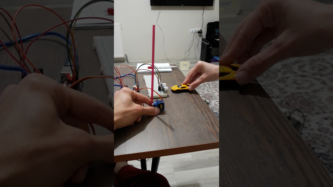 Ultrasonik Mesafe Sens&ouml;r&uuml; ve Servo Motor kullanarak Otomatik Garaj Kapısı Yapımı