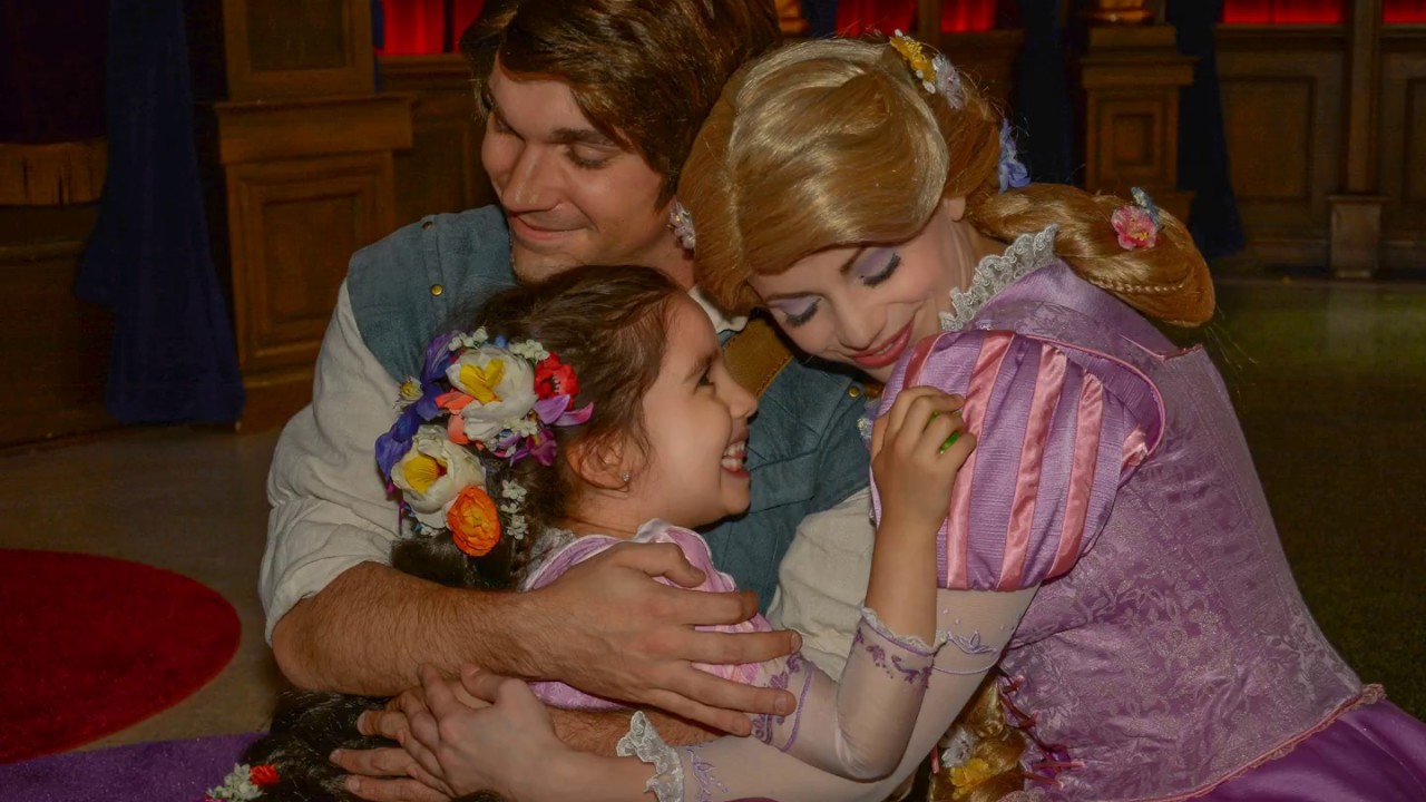 Princess Rapunzel and Flynn Rider All Tangled Up -Adventures with Aurora Disneyland Rapunzel Cosplay
