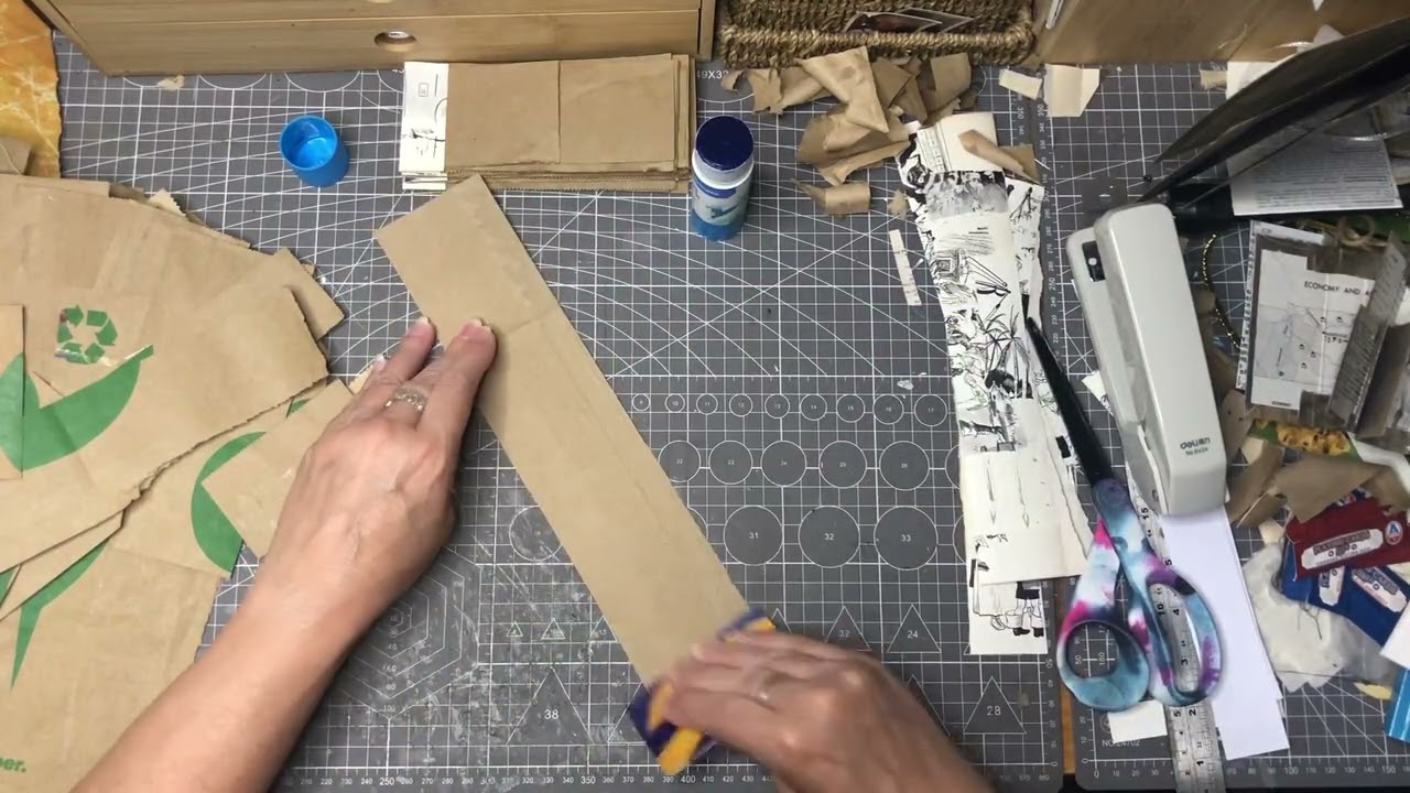 Используя обрезки коричневых бумажных пакетов