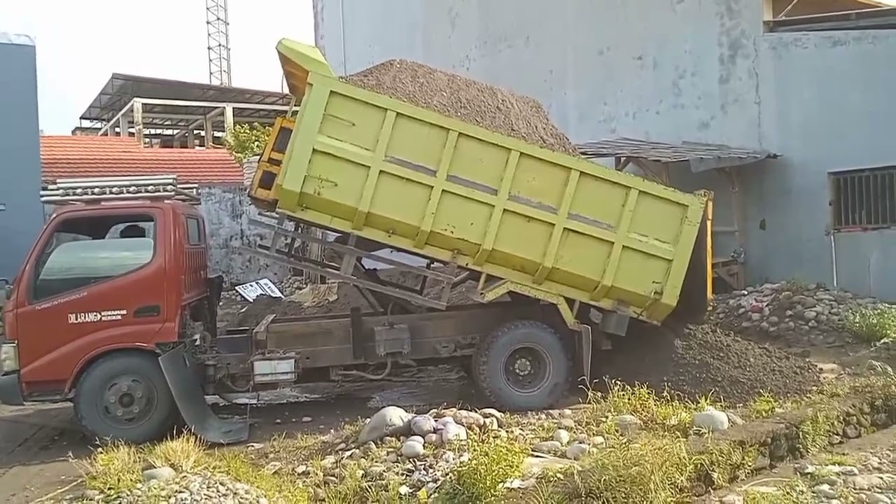 Dump truck// Mobil Truk Pengangkut pasir Toyota Dyna Bongkar Muatan full Bak dengan jomplang 