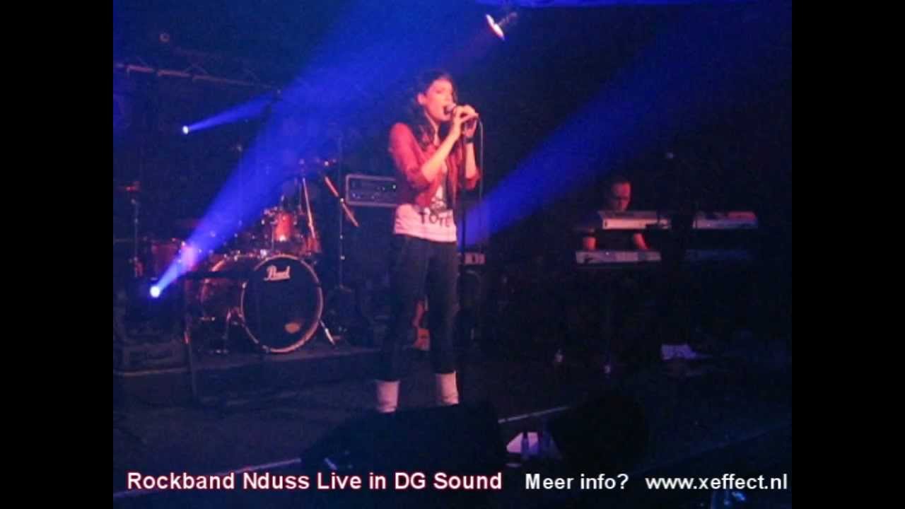Nduss speelt bij technische problemen spontaan Torch van Alanis Morissette
