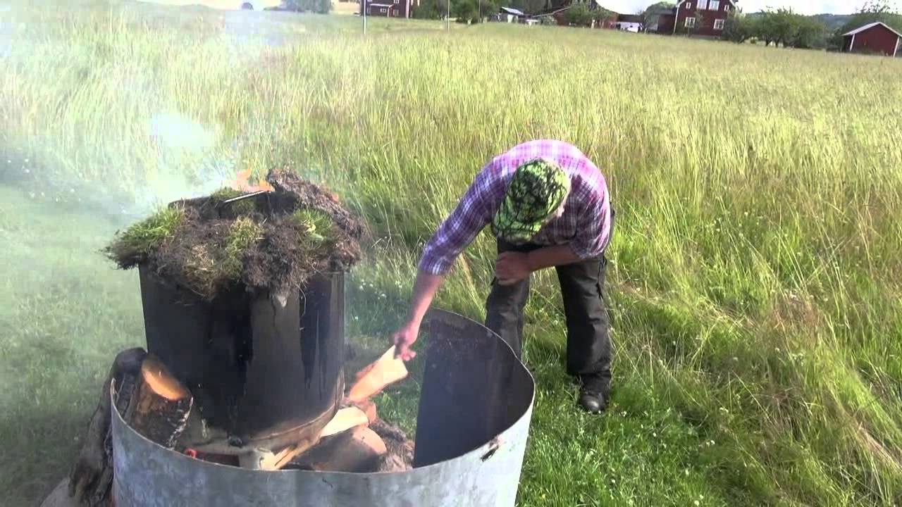 Tjärbränning vid Lugnet. Gräsmark