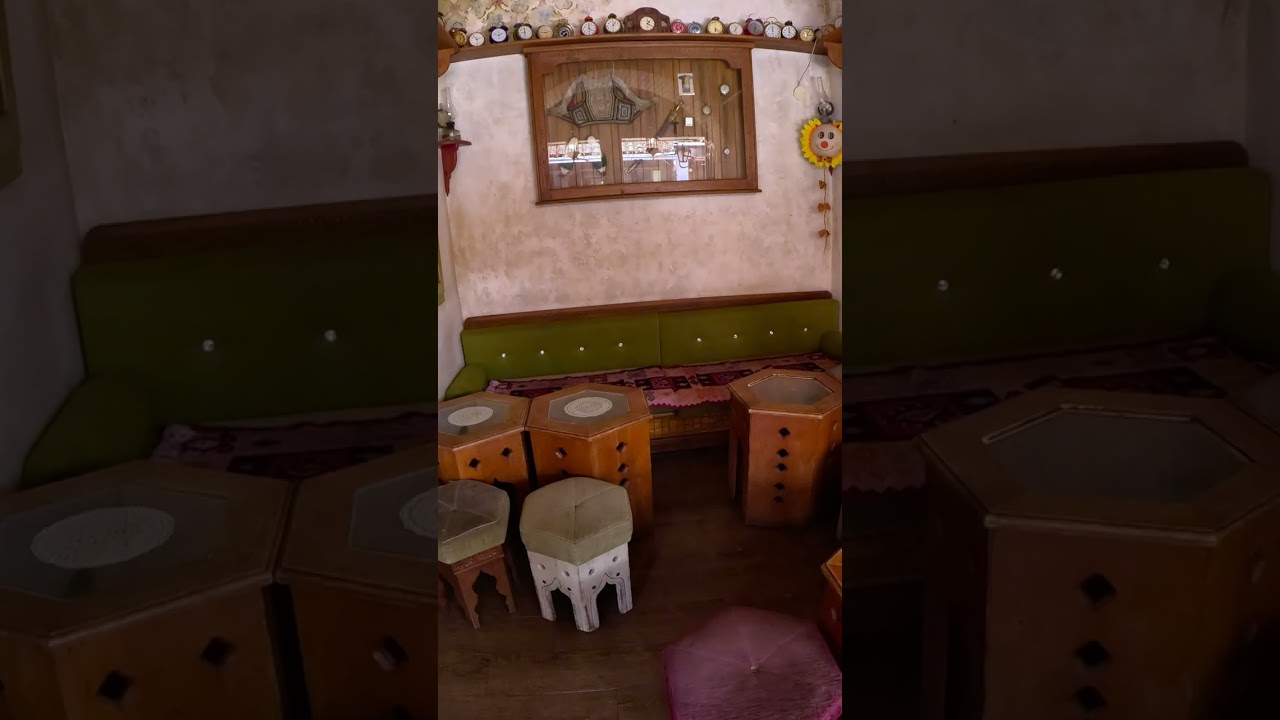 What does a typical traditional bar in Bascarsia look like