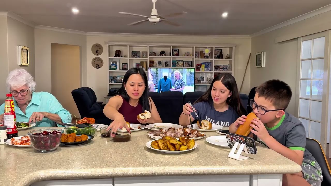 630☘️GIA ĐÌNH ĂN TRƯA NOEL VỚI BÁNH MÌ THỊT HEO QUAY, TÔM HÙM VÀ TÔM BIỂN LUỘC 