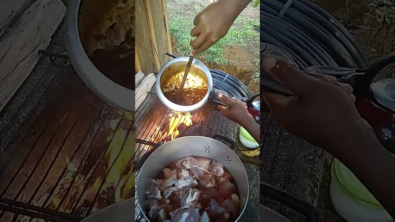 Hoje preparamos uma Deliciosa carne com Pirão no Fogão a Lenha!!! Ficou uma maravilha!