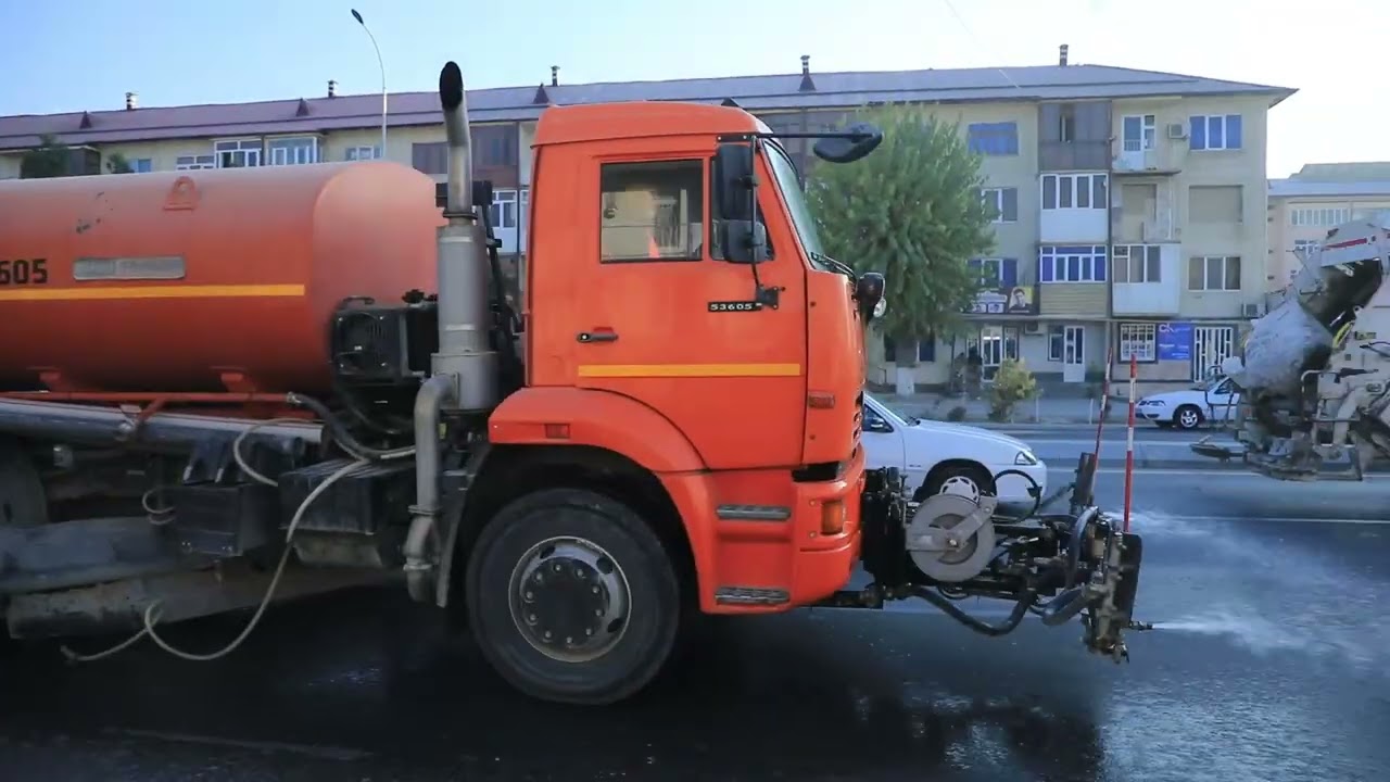 Kattaqo’rg’on shahrida maxsus texnika yordamida ko‘chalarga suv sepish va daraxtlarni yuvish ishlari