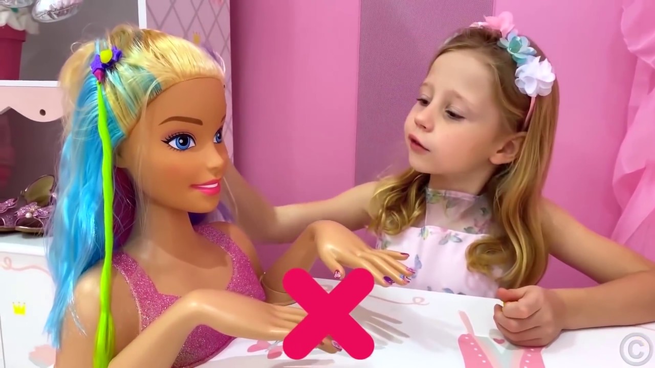 Nastya se transforma em um menino e cuida de suas bonecas