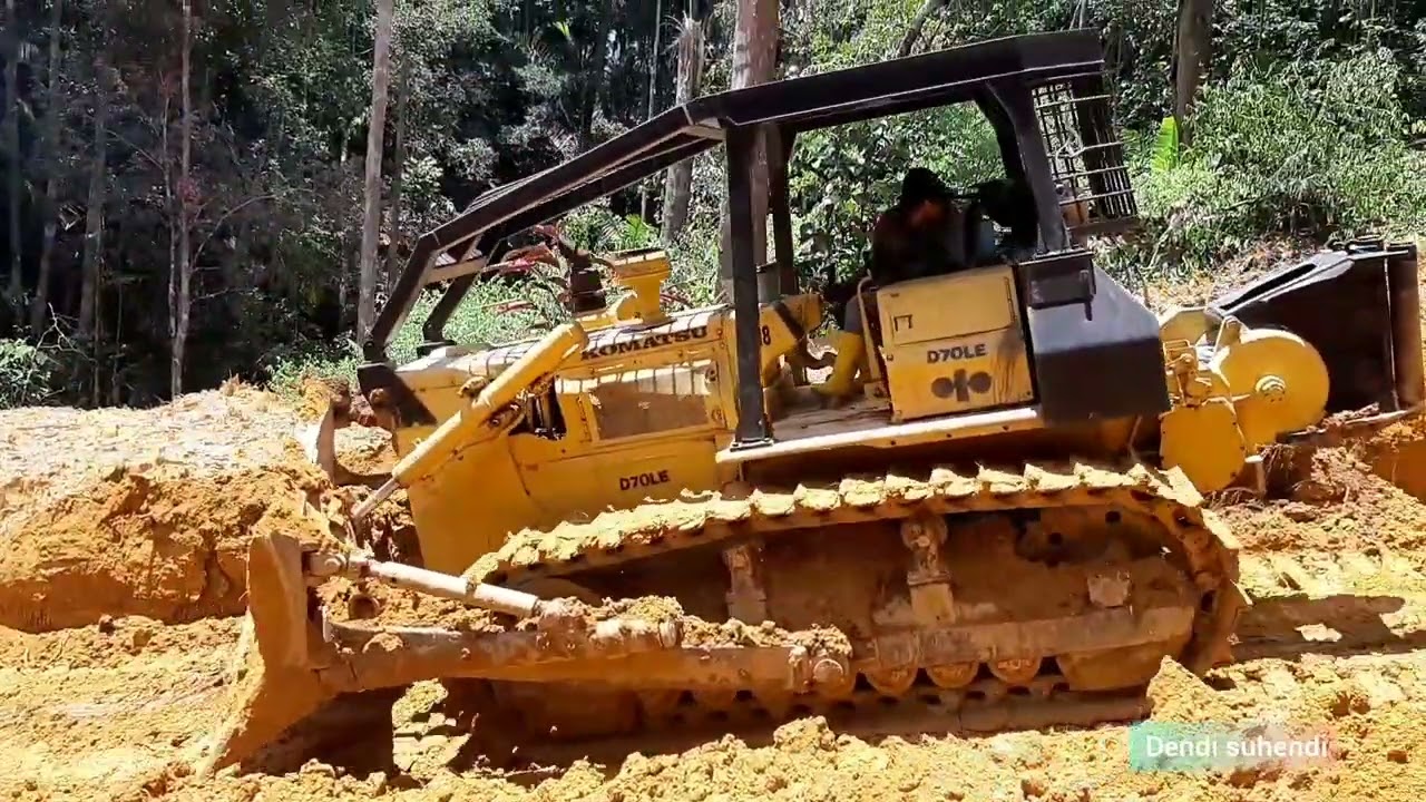 BULLDOZER KOMATSU D70LE MEMBUAT JALAN BARU SANGAT KUAT @dendisuhendi1381