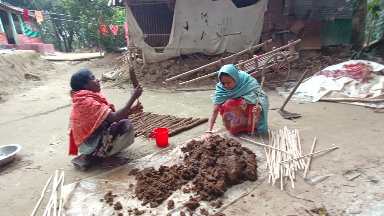 এতো শীতের মধ্যে মা আর ললিতা দিদির কাজ থেমে থাকে না।