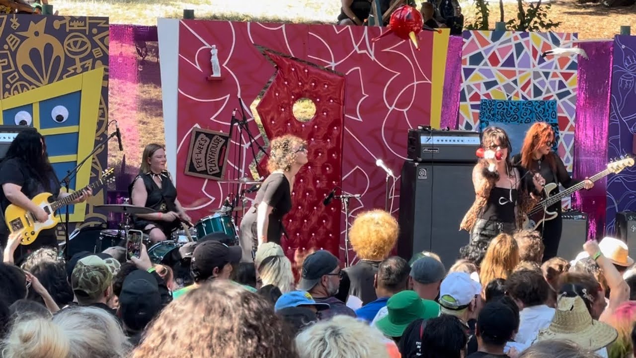 Mika Miko plays End Of Time and Capricornations #mosswoodmeltdown2023