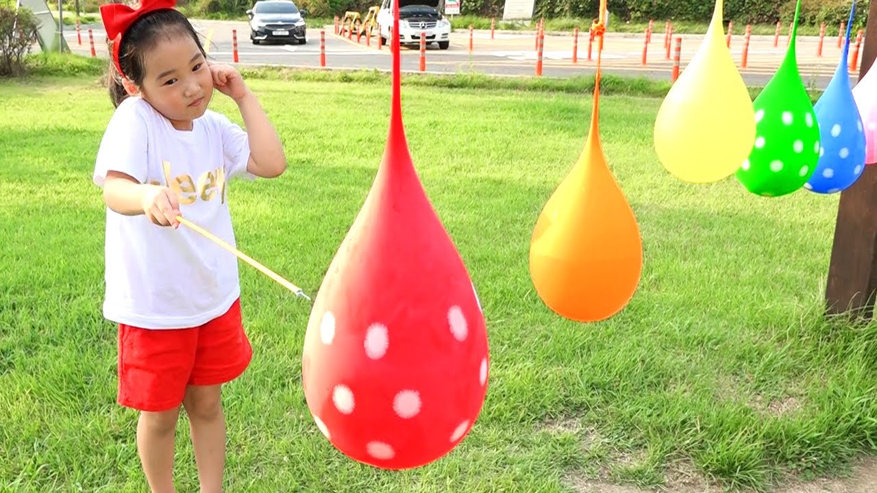 Boram y Ddochi juegan al Desaf&iacute;o de globos de agua de cinco colores para ni&ntilde;os