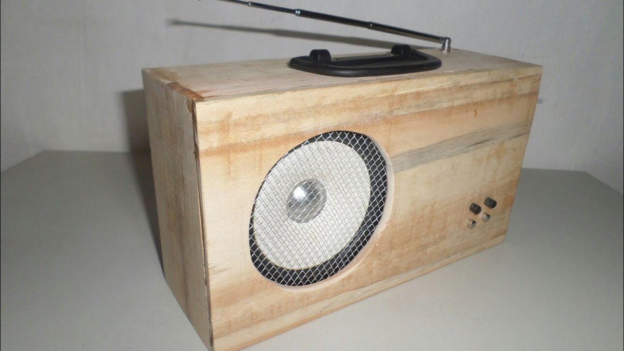 R&aacute;dio com ca&iacute;xa de madeira - Wooden radio