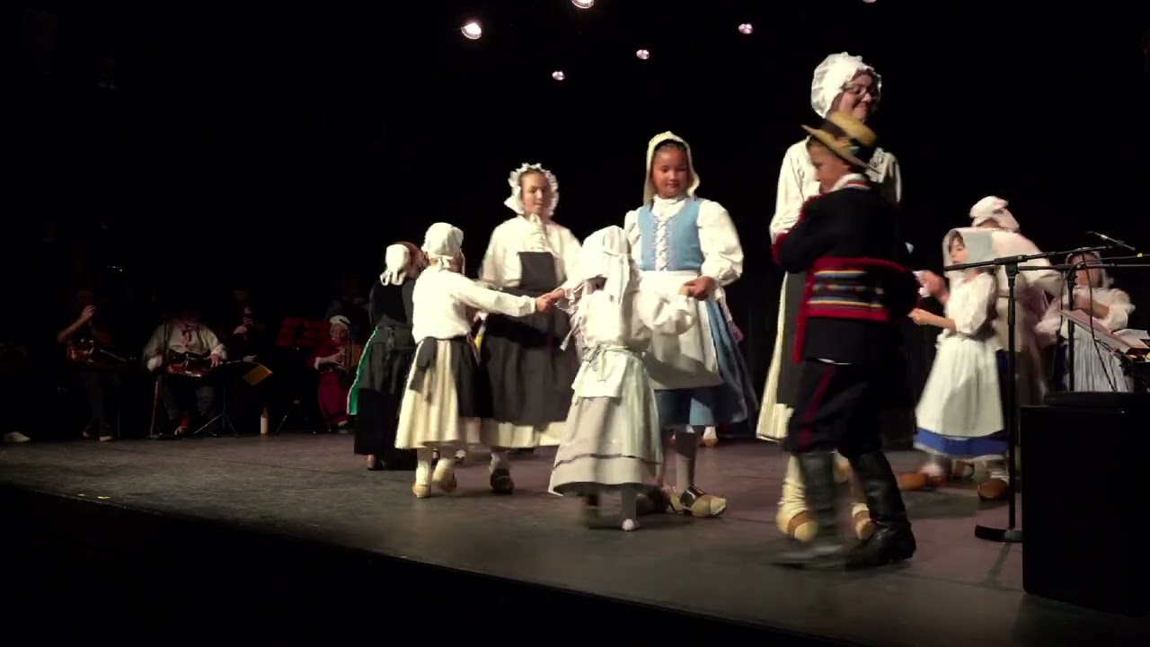 Les enfants des groupes folkloriques de la région dijonnaise en spectacle