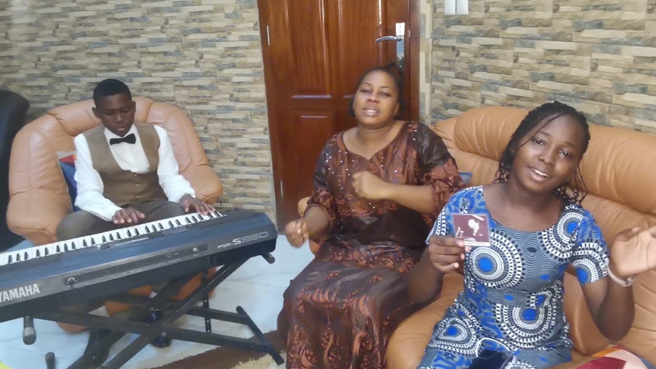 La famille Gonfoua chante les cantiques: 