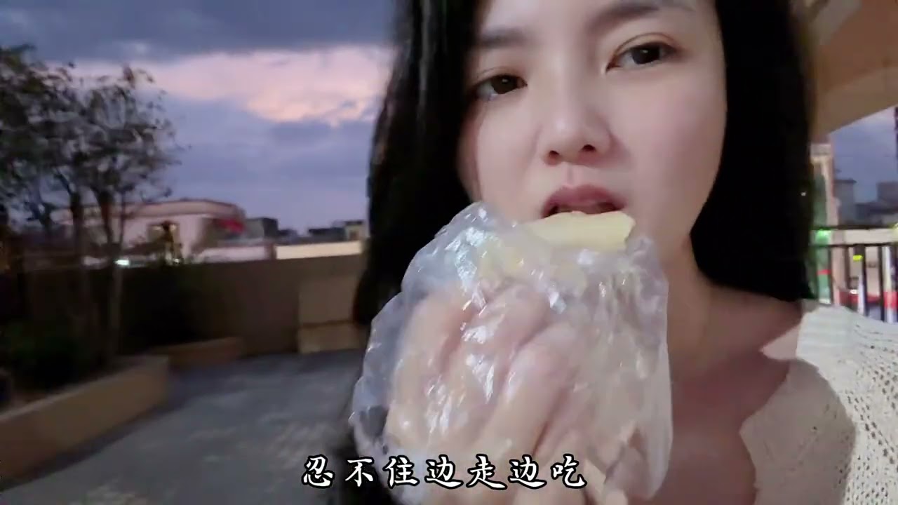 过年家里每天都非常热闹，叔叔一家过来拜年， 和妈妈一起备了桌家常菜，热热闹闹，这就是最踏实的年味