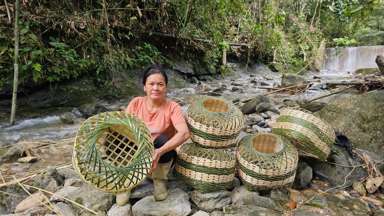 How to weave a simple but beautiful bamboo basket to bring to the market to sell