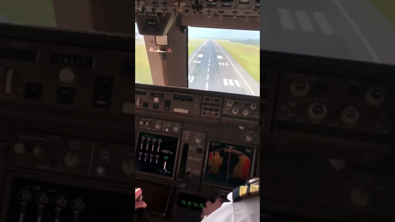 ✈️👨🏼&zwj;✈️ Atterraggio visto dalla cabina di pilotaggio #aerei #airplane #landing #cockpit