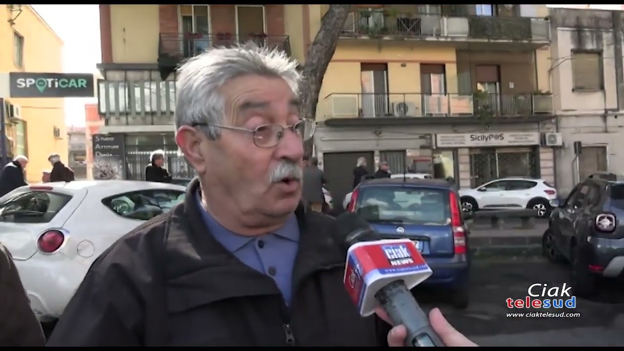 Davanti l’Albergo Sicilia di Paternò, stamattina, anche alcuni cittadini. Cosa ne pensano? Una nostr