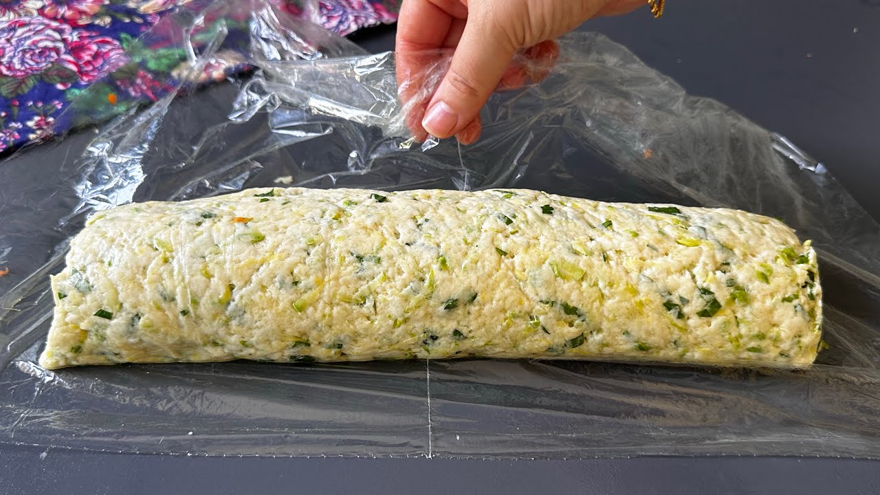 😱 Я натираю 2 зеленых кабачка.😋 Таким способом кладу в морозилку.❗гостям нравится его вкус.💯