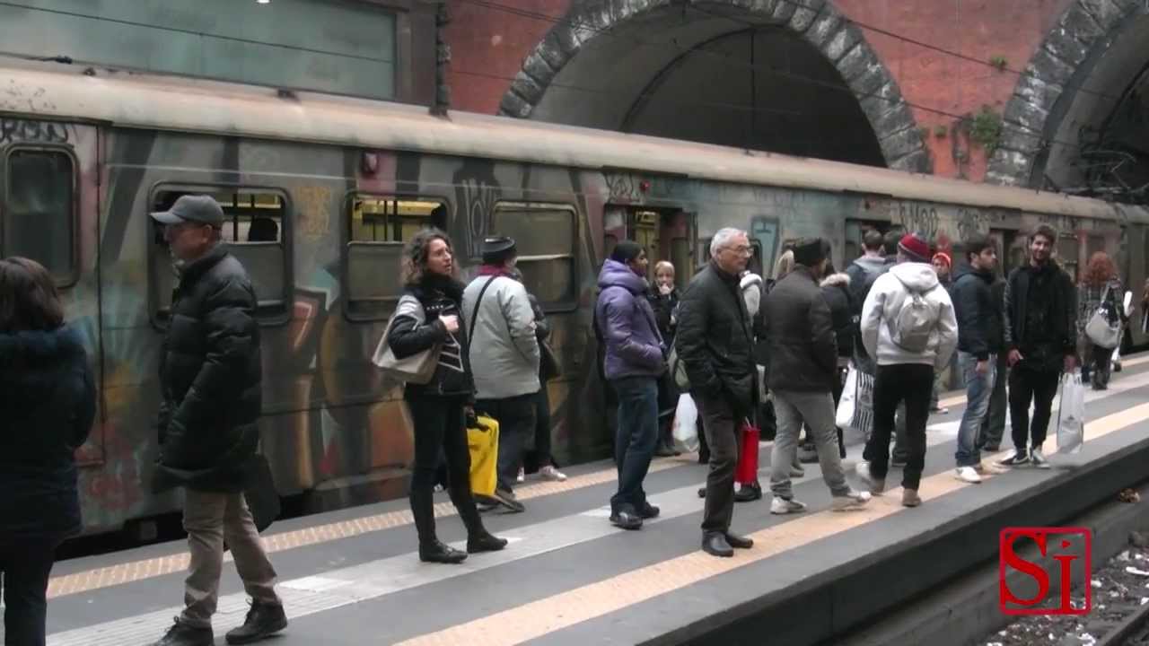 Napoli - Disastro Cumana, pendolari protestano davanti sede Eav (19.12.13)