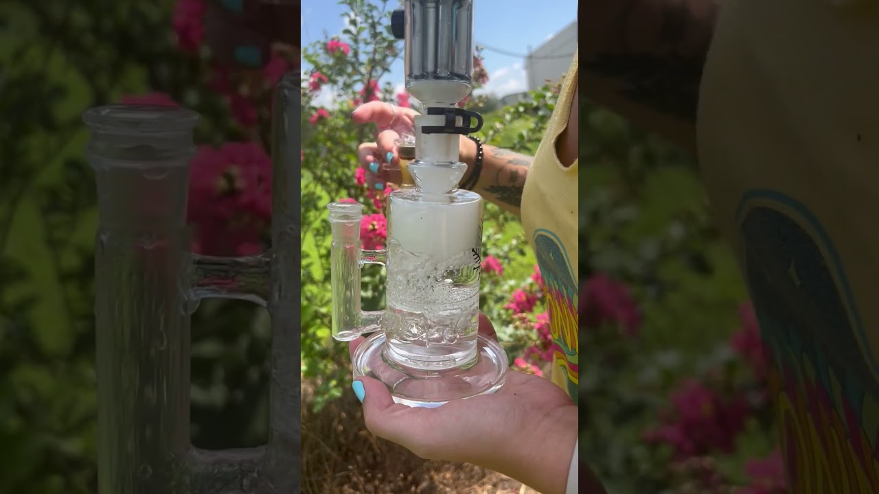 Soaking up in the Summer Sun with the Mini Bong ☀️💨
