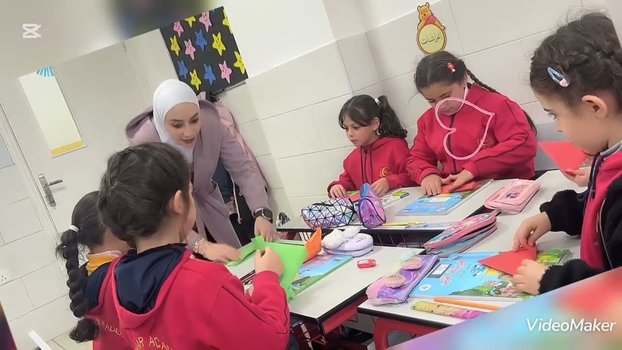 صناعة قوارب ورقية للطلبة كنشاط لدرس أستمع(شاطئ العقبة)