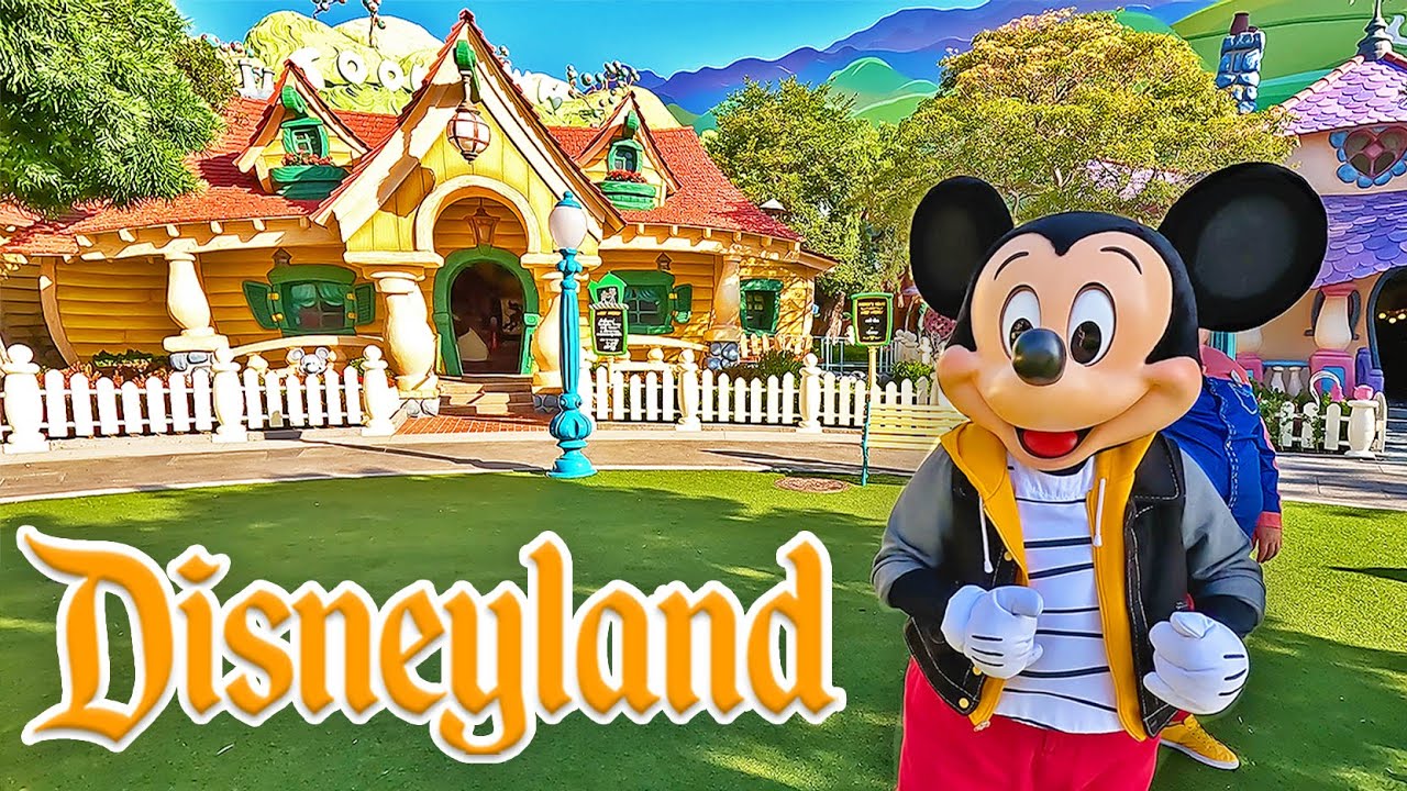 Mickey's House and Meet Mickey Mouse at Disneyland Park [4K POV]