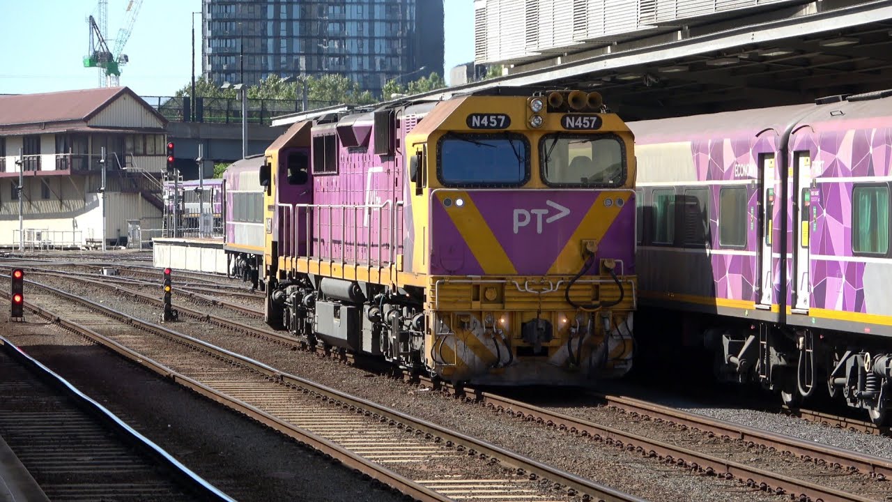 SHUNTING and DOCKING The Albury Locomotive hauled Passenger Train and 40 Year Old Passenger Cars.