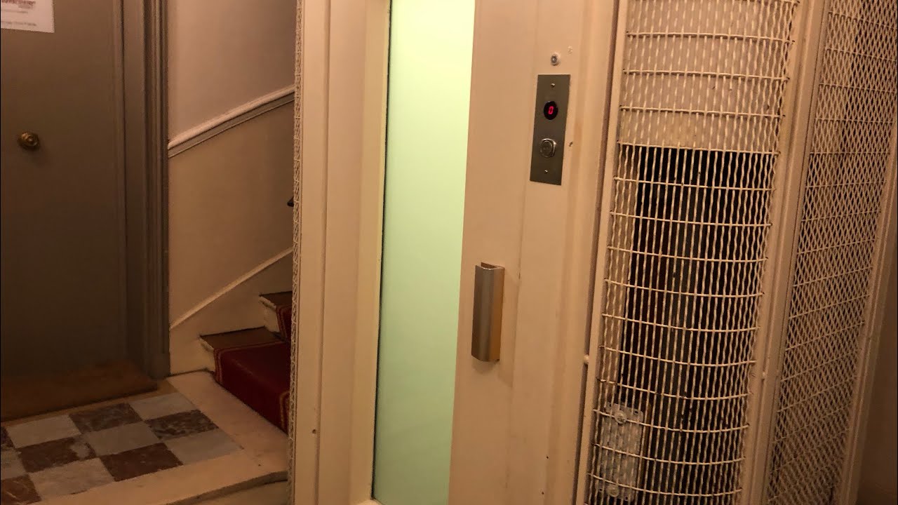 Ascenseur KONE - 12 Avenue de la Grande Armée, Paris, France