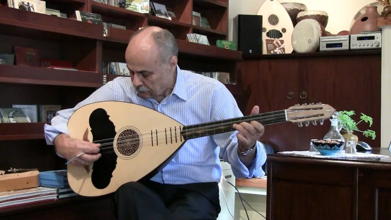 Ο Γιάννης Ξυλούρης παίζει λαούτο -Giannis Xilouris plays lute