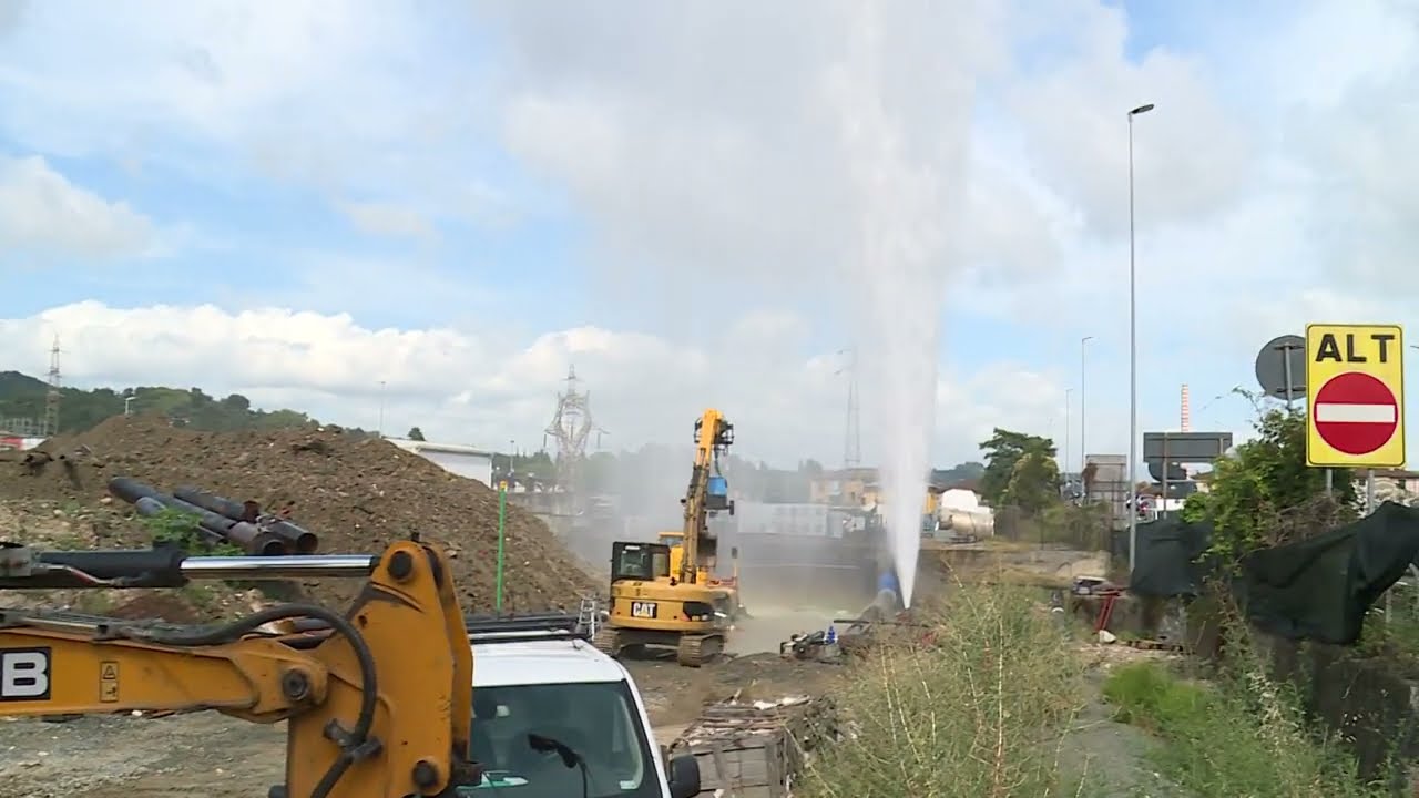 Rottura di un tubo, getto d'acqua alto 15 metri alla Spezia 05-07-2023