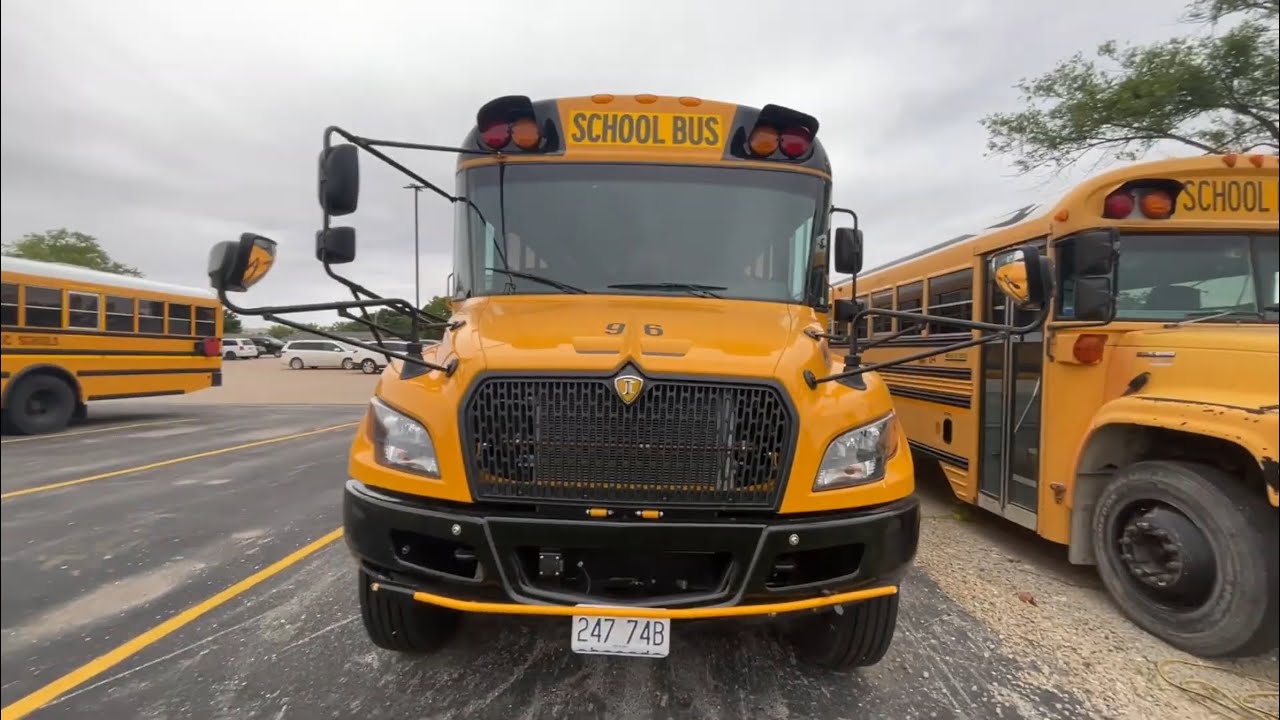 I see school bus ￼