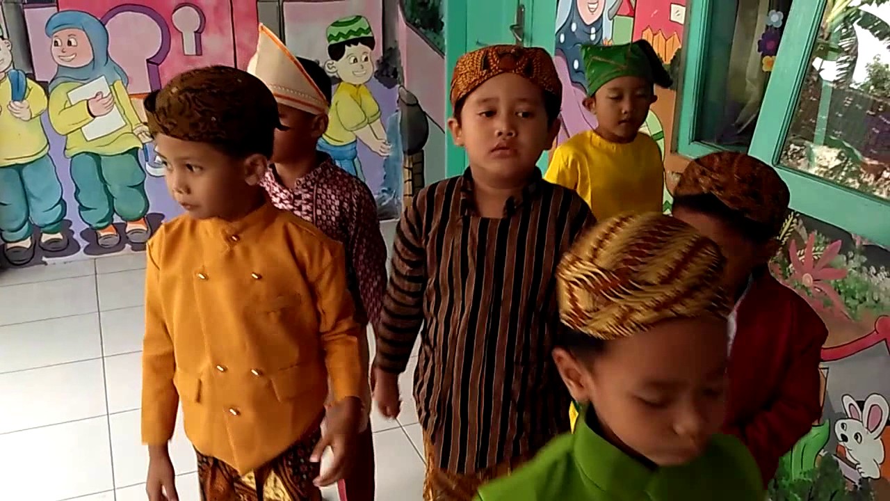 Anak-anak Lucu dengan Baju Adat Daerah di Hari Kartini