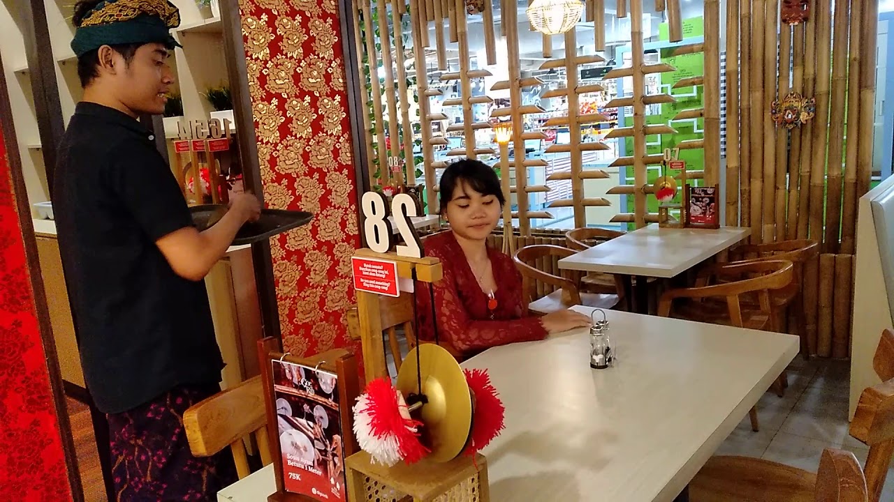 CARA MELAYANI TAMU DI RESTAURANT DENGAN BAIK