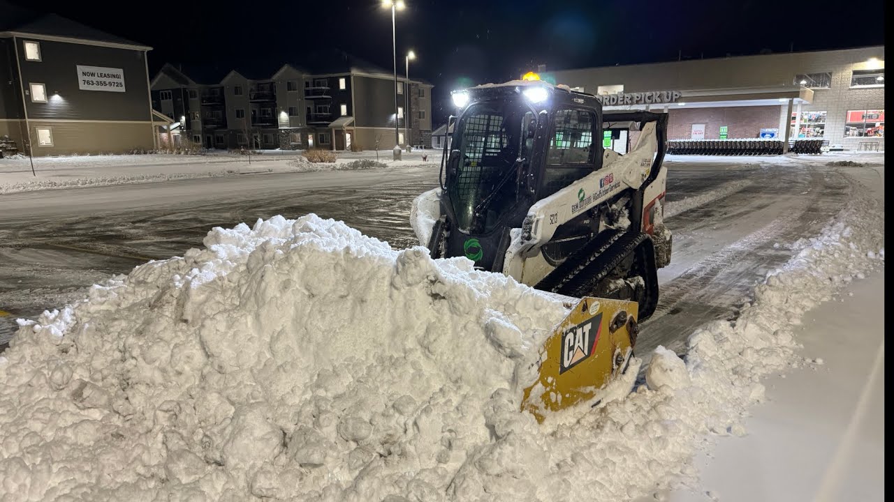 PLOWING HEAVY SNOW WITH ARCTIC SECTIONAL SNOW PUSHER!!
