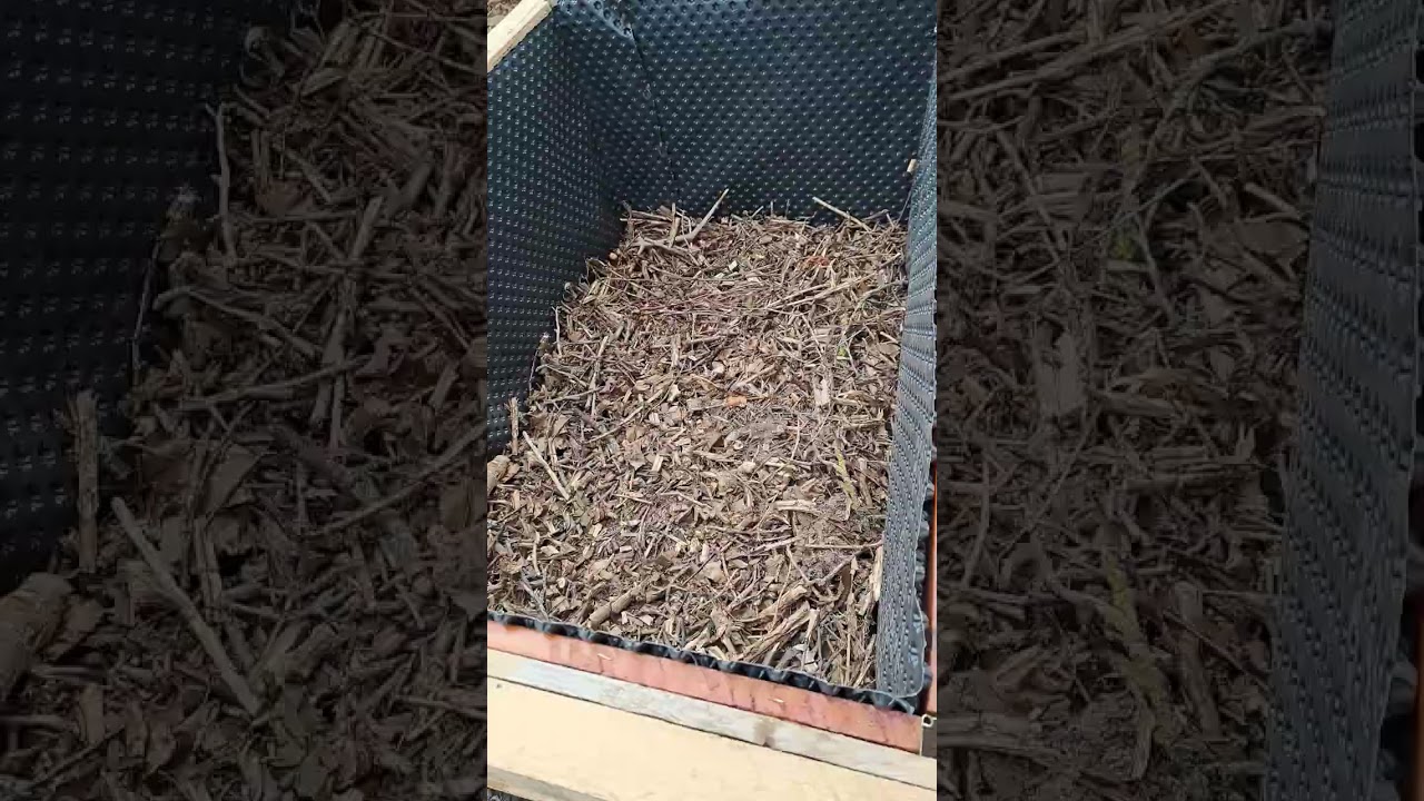 Einbau von Noppenfolie und Drainageschicht ins Hochbeet