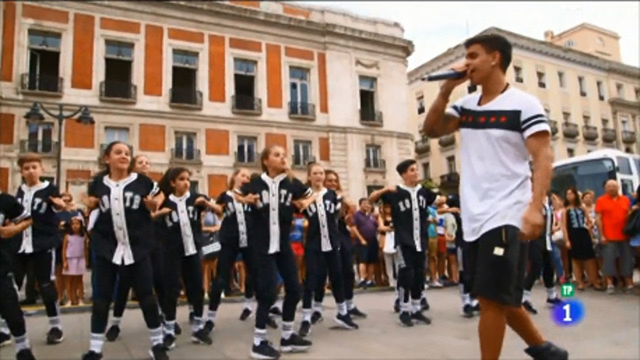 El baile de los Ángeles (II)   Xriz con Kidz on the block en la Puerta del Sol