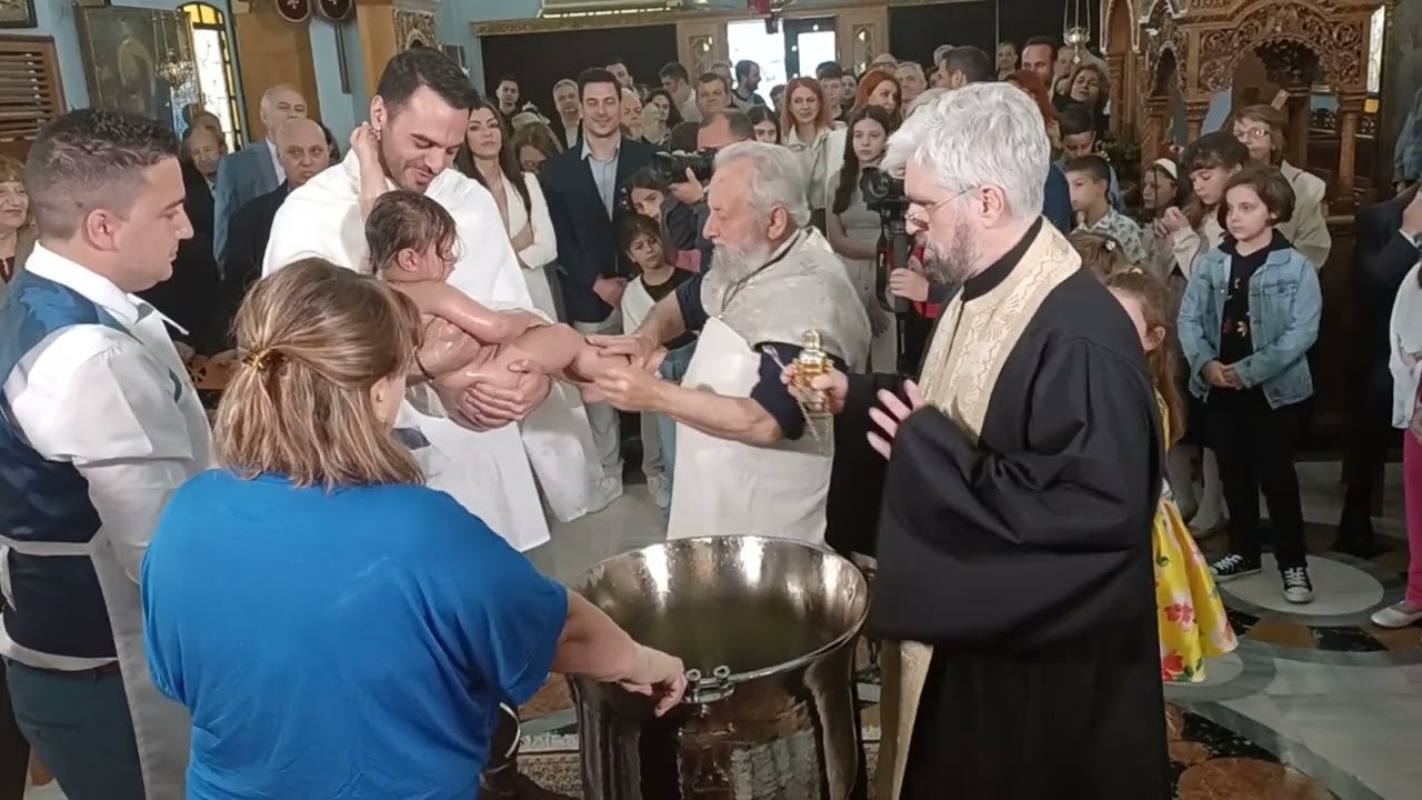 Ο παπα Λάμπρος κόβει λίγα από τα μαλλάκια