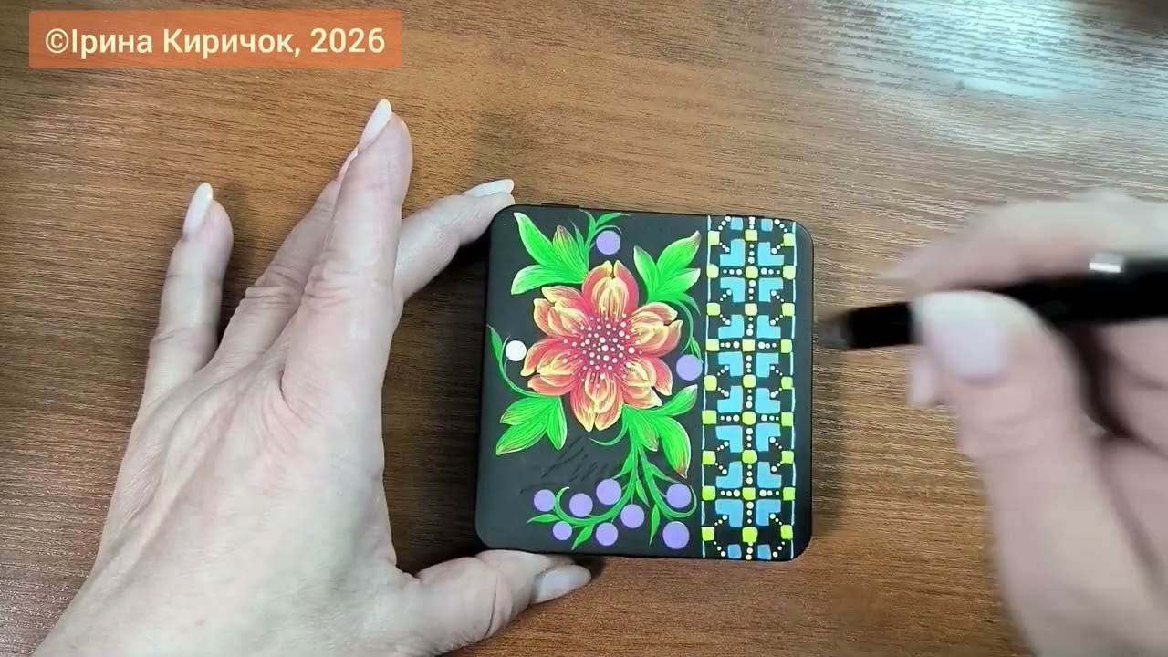 Петриківський розпис з українським орнаментом на артефакті від @Kyrychok_art 