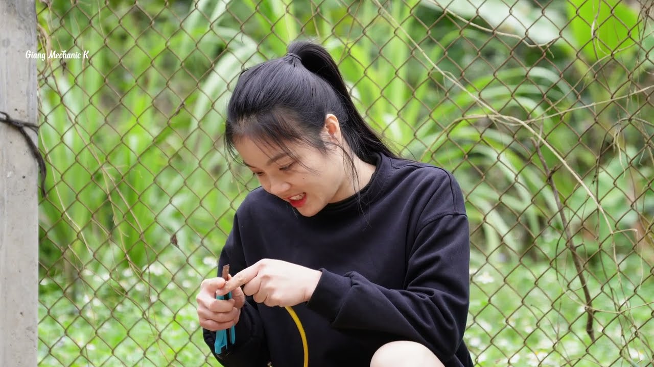 Talented 18-Year-Old Girl Repaired And Restored The Banana Slicing Machine For The Farmer. Amazing!