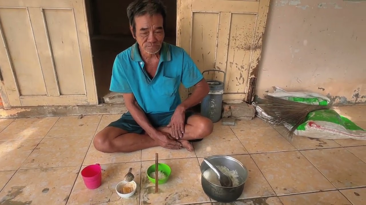 Chú buồn lắm.Tết con cháu ta về nhà thăm cha thăm mẹ con chú thì không có ai hỏi thăm..!