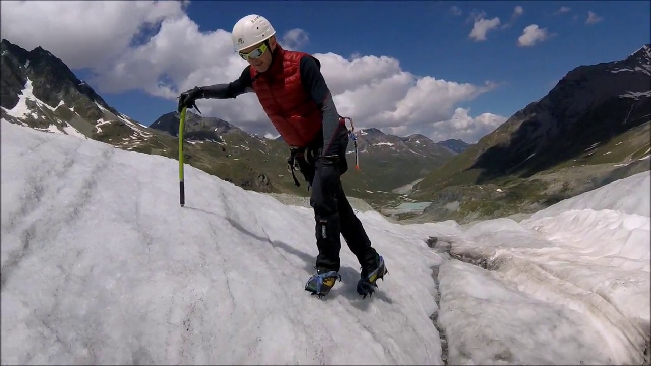 Marche avec crampons sur glacier