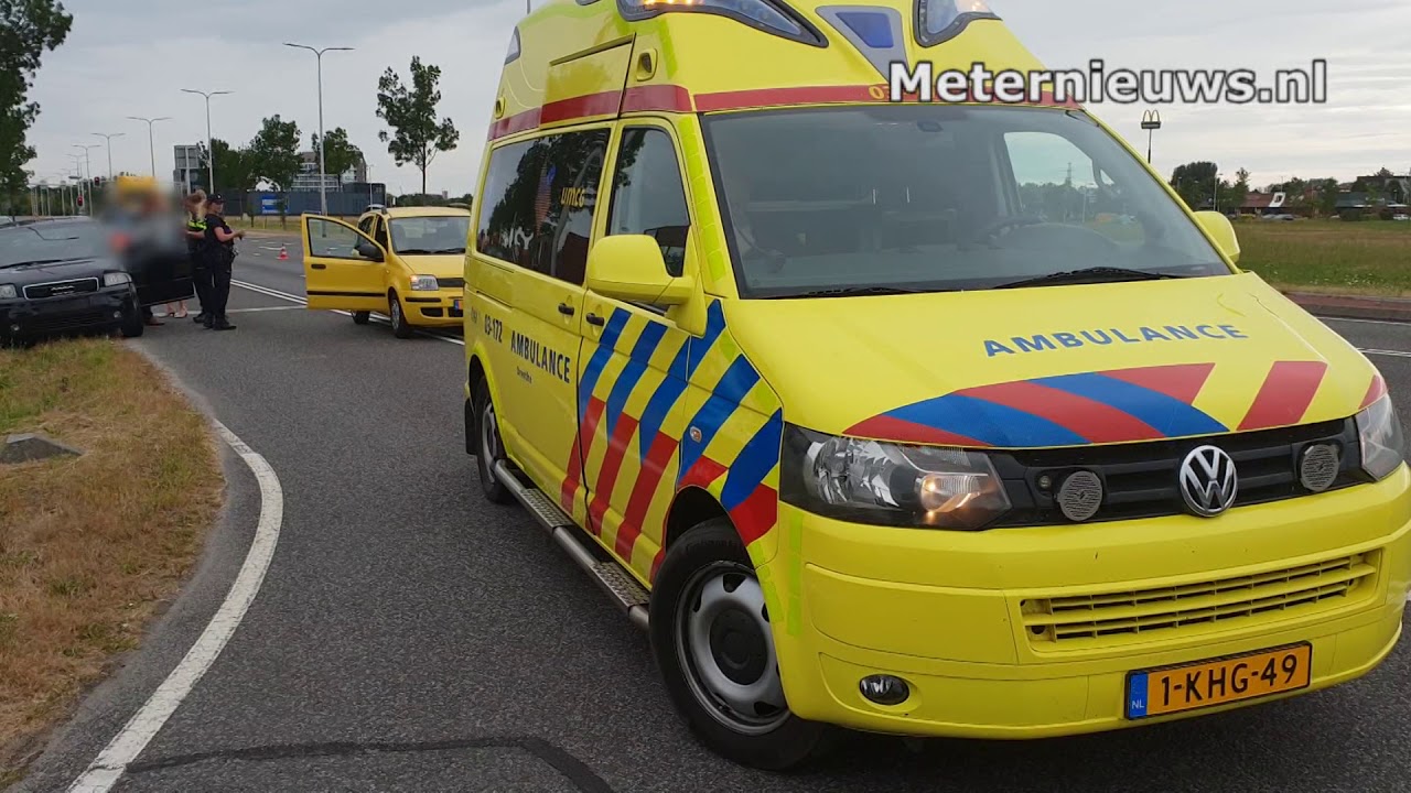 Auto's botsen voor stoplichten in Assen